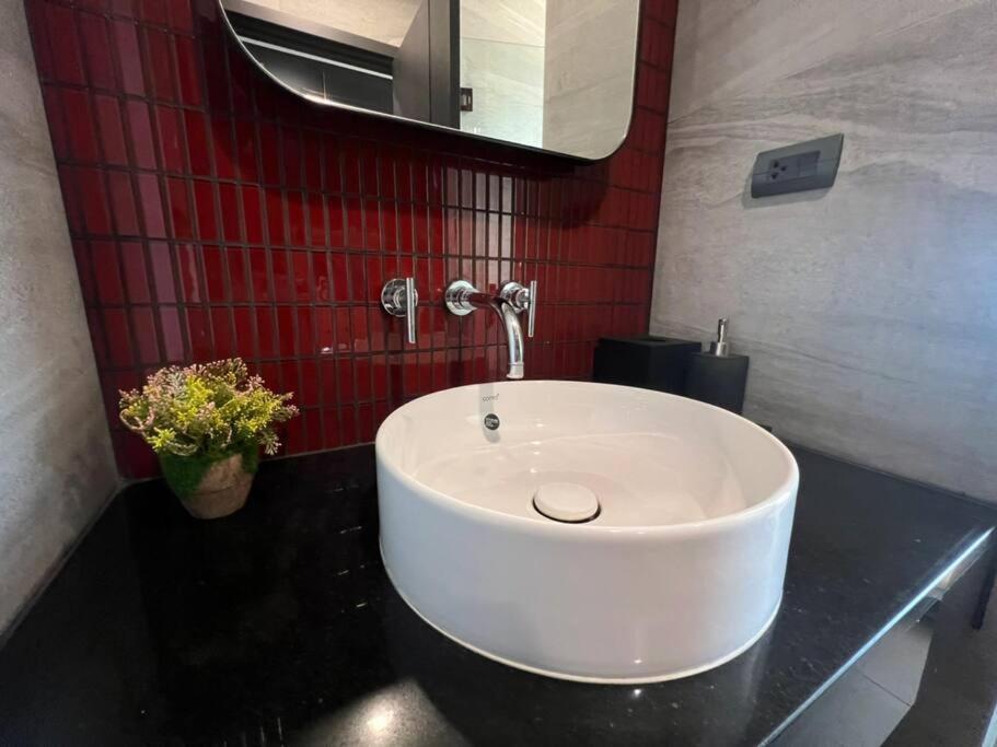 Downtown Chic Condo Rooftop Pool #En797 Патая Екстериор снимка